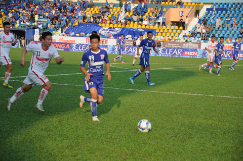 U21 TQN (áo xanh) trong trận đấu với U21 Hoàng Anh Gia Lai