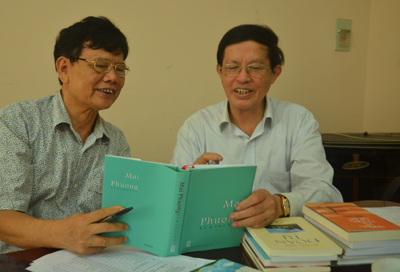 Nhà văn Dương Hướng (bên trái) và nhà văn Lê Toán thẩm định các tác phẩm văn xuôi.
