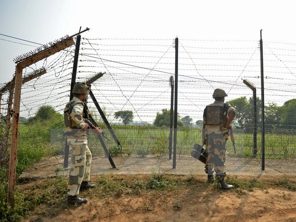 Binh sỹ Ấn Độ gác tại khu vực Jammu trên biên giới Ấn Độ-Pakistan ngày 2/10. (Nguồn: AFP/TTXVN)