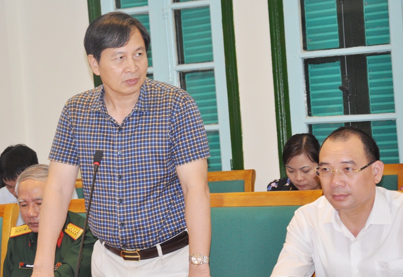 Đồng chí Nguyễn Ngọc Cơ, Phó Tổng Giám đốc Tập đoàn Công nghiệp Than-Khoáng sản Việt Nam báo cáo tình hình sản xuất 10 tháng qua của ngành Than.