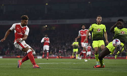 Chamberlain tỏa sáng đúng lúc, giúp Arsenal đi tiếp. Ảnh: Reuters.