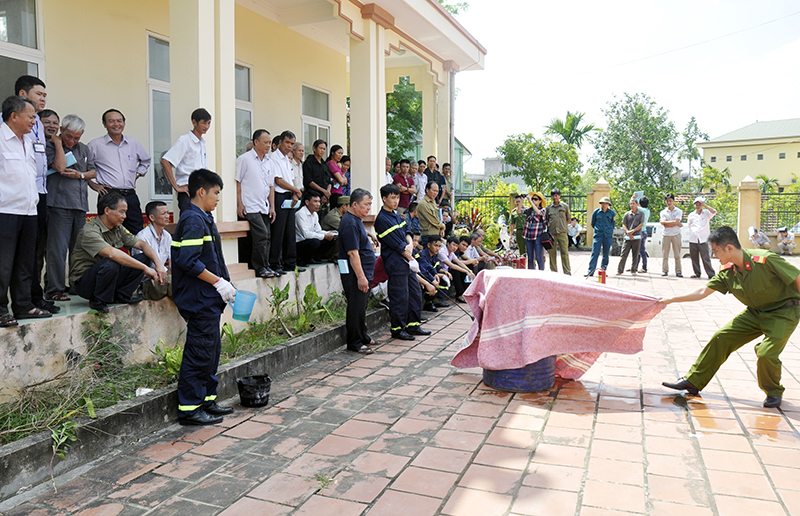 Cảnh sát PCCC tỉnh hướng dẫn người dân huyện Hoành Bồ kỹ thuật dập lửa khi có sự cố cháy.