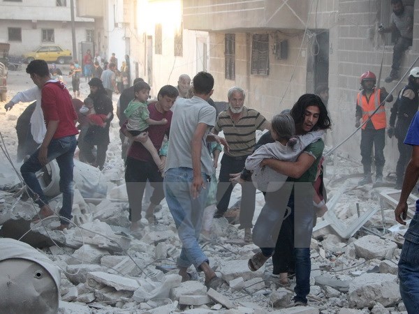 Chuyển người bị thương khỏi đống đổ nát của các tòa nhà sau cuộc không kích tại tỉnh Idlib ngày 29/9. (Nguồn: AFP/TTXVN)