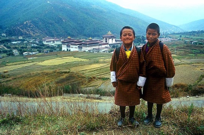 Bhutan là một vương quốc nhỏ bé và ít được ghé thăm nhất thế giới. Tuy nhiên, sự phát triển du lịch chậm rãi lại là cách để Bhutan bảo tồn tài nguyên thiên nhiên và bảo vệ nền văn hoá. Du khách đến đây có thể ghé thăm các loài động vật hoang dã trong khu bảo tồn, đồng thời tìm hiểu về cuộc sống, con người Bhutan, nơi được biết đến như mảnh đất của hạnh phúc và bình yên.