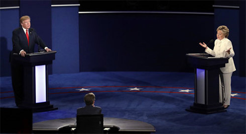 Hai ứng viên tổng thống Trump và Clinton tranh luận trước kỳ bầu cử (Ảnh: AP).