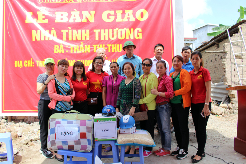 Lãnh đạo Hội bảo trợ người tàn tật và trẻ mồ côi tỉnh và huyện Hải Hà bàn giao nhà tình thương cho gia đình chị Trần Thị Thu.