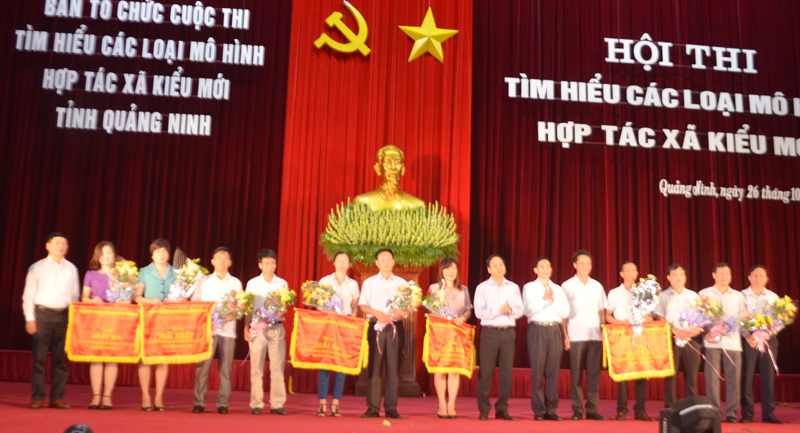 Lãnh đạo  Liên minh HTX Việt Nam, và tỉnh Quảng Ninh lên tặng hoa và trao phần thưởng cho các đội tham gia hội thi tìm hiểu mô hình HTX kiểu mới tỉnh Quảng Ninh