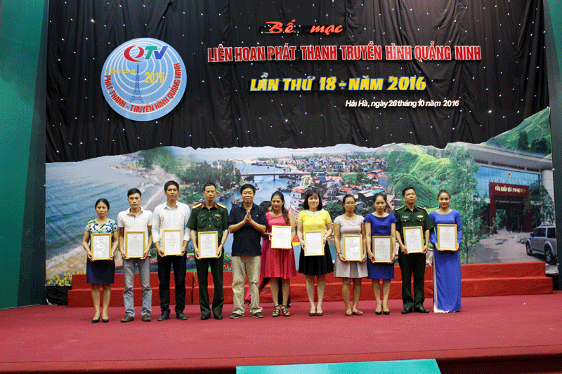 Ban tổ chức trao giải cho các nhóm, tác giả đạt giải cao tại Liên hoan PTTH Quảng Ninh lần thứ 18