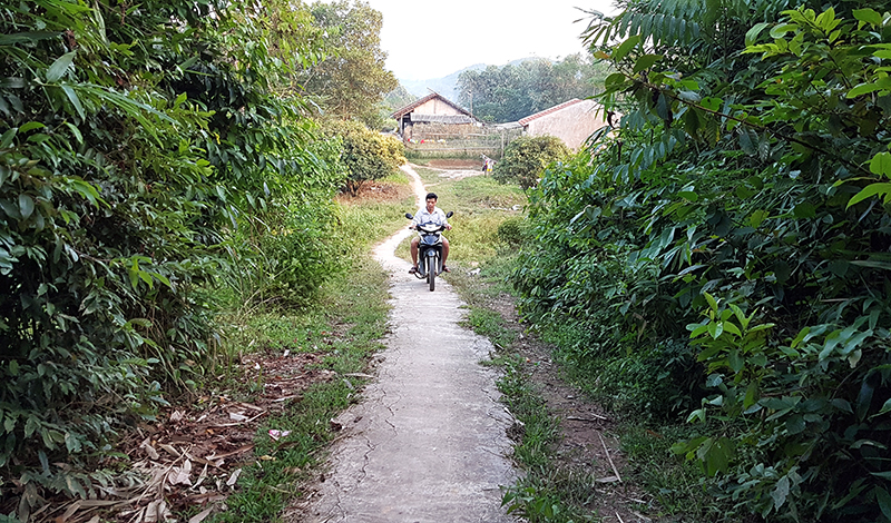 Nhiều tuyến đường nội thôn của xã Thanh Lâm chưa được đầu tư. Trong ảnh: Tuyến đường nội thôn Đồng Loóng do người dân tự đắp, rộng chưa đầy 1m.