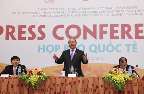Thủ tướng Nguyễn Xuân Phúc tại buổi họp báo chiều 26/10.