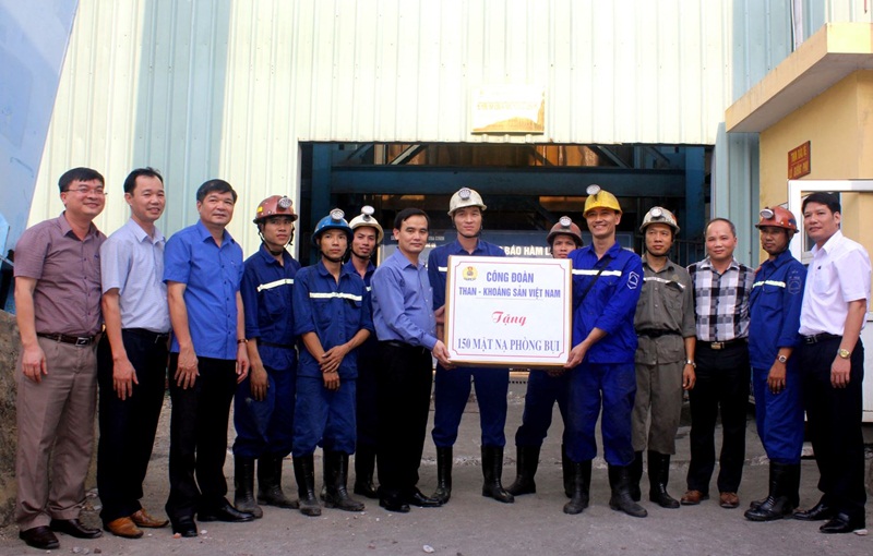 Đồng chí Lê Thanh Xuân, Chủ tịch Công đoàn TKV trao tặng 150 mặt nạ phòng bụi cho CNLĐ Công ty CP than Hà Lầm.