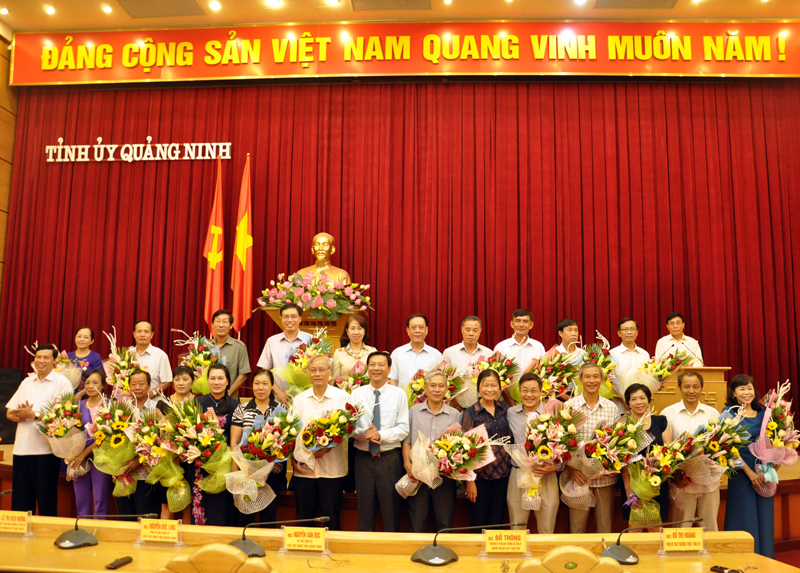 Các đồng chí lãnh đạo tỉnh tặng hoa chúc mừng các đồng chí cán bộ nghỉ hưu thuộc diện BTV Tỉnh ủy quản lý năm 2015