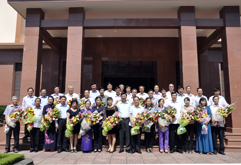 Các đồng chí lãnh đạo tỉnh chụp ảnh lưu niệm cùng các đồng chí cán bộ nghỉ hưu thuộc diện BTV Tỉnh ủy quản lý năm 2015