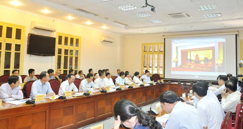 Hội nghị nghe đại diện Tập đoàn Công nghiệp Than - Khoáng sản Việt Nam trình bày kế hoạch toỏ chức lê kỷ niệm.