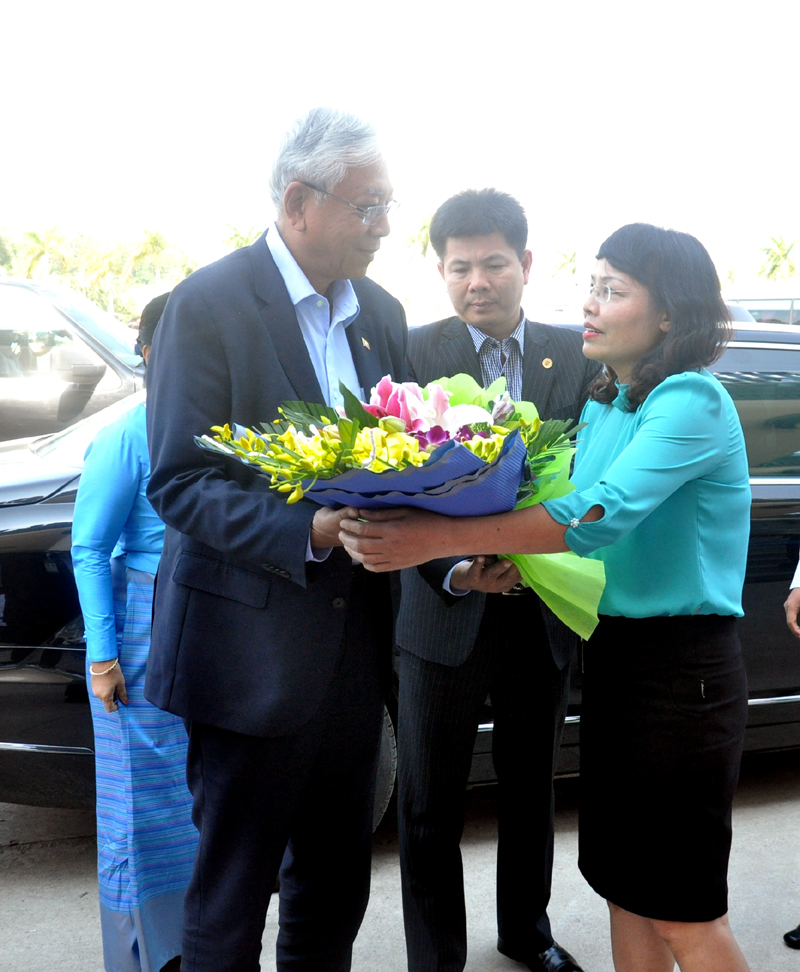 Lãnh đạo Sở Ngoại vụ tặng hoa chúc mừng Tổng thống nước Cộng hòa Liên bang Myanmar  nhân dịp đến thăm Vịnh Hạ Long