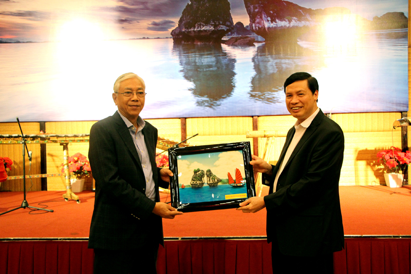 Chủ tịch UBND tỉnh Nguyễn Đức Long tặng quà lưu niệm cho Tổng thống Cộng hòa Liên bang Myanmar