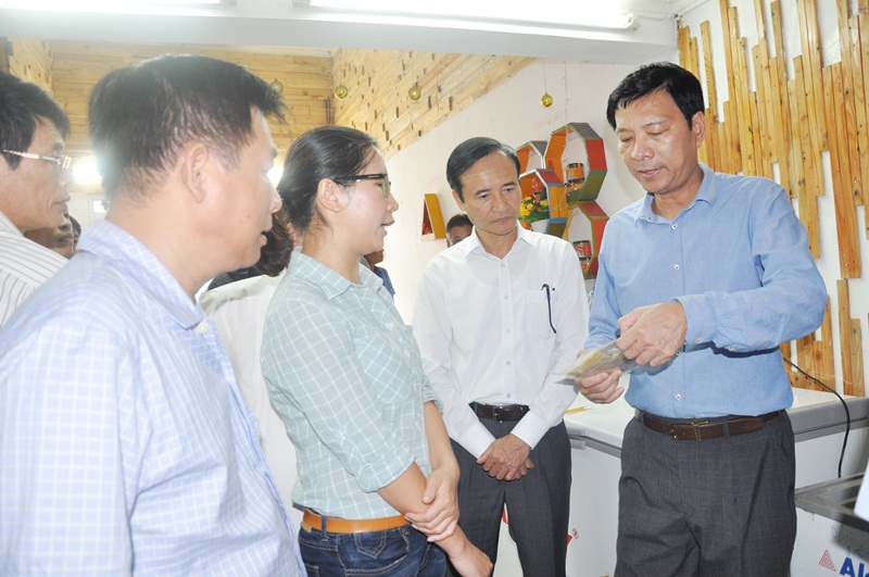 Đại diện Công ty TNHH sản xuất thương mại thủy sản Quảng Ninh đề nghị đồng chí Bí thư Tỉnh ủy và các sở ngành quan tâm tạo điều kiện bố trí địa điểm xây dựng xưởng chế biến cho Công ty. 