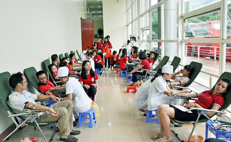Tình nguyện viên tham gia hiến máu tại ngày hội “Đất mỏ tình người”, tháng 7-2016.