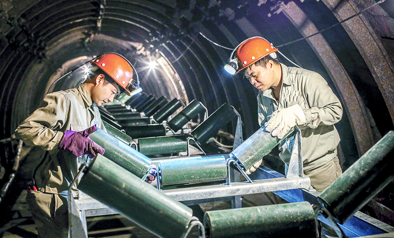 Lắp đặt hệ thống băng tải trong đường lò tuynel tây Khe Sim vận tải than từ Lép Mỹ (Than Quang Hanh) ra cảng Km6 Cẩm Phả. Ảnh: Dương Phượng Đại (CTV)