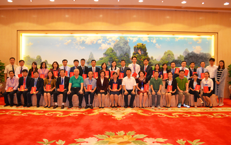 Các thành viên trong đoàn nhận chứng hoàn thành khóa bồi dưỡng chuyên đề “Hiện đại hóa phát triển các ngành nghề” tỉnh Quảng Ninh (Việt Nam) tại Quảng Tây (Trung Quốc)  