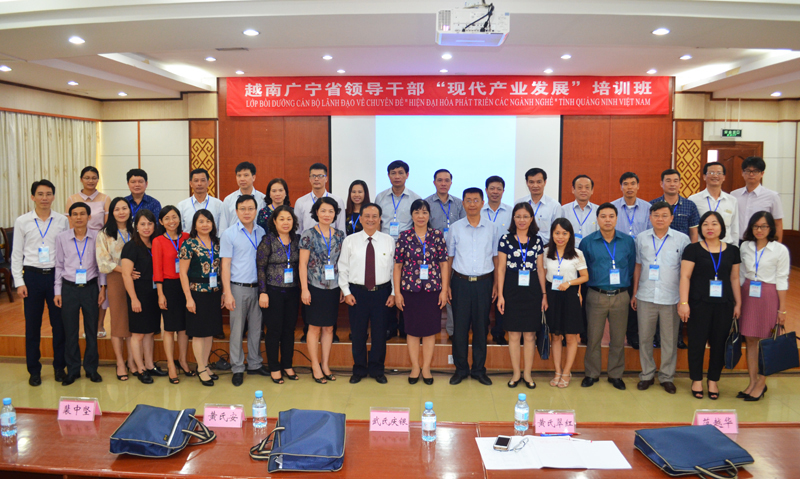 Đoàn chụp ảnh lưu niệm sau buổi học chuyên đề lý luận và thực tiễn của Trung Quốc trong xây dựng nông thôn mới