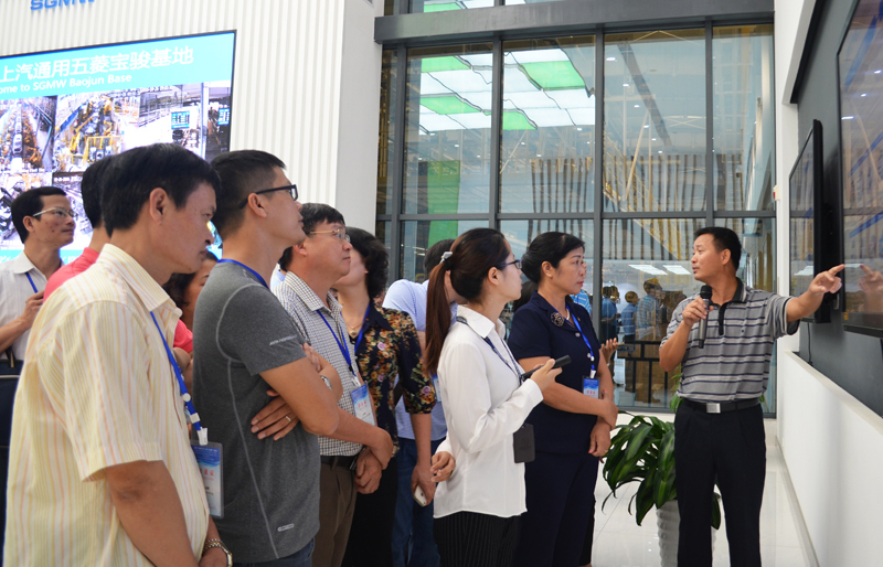 Đoàn khảo sát thực tế tại Bảo tàng công nghiệp Liễu Châu