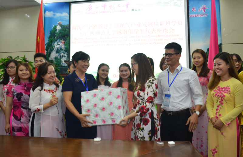 Đại diện đoàn tặng quà cho lưu học sinh Việt Nam đang học tập tại Trường đại học Sư phạm Quảng Tây