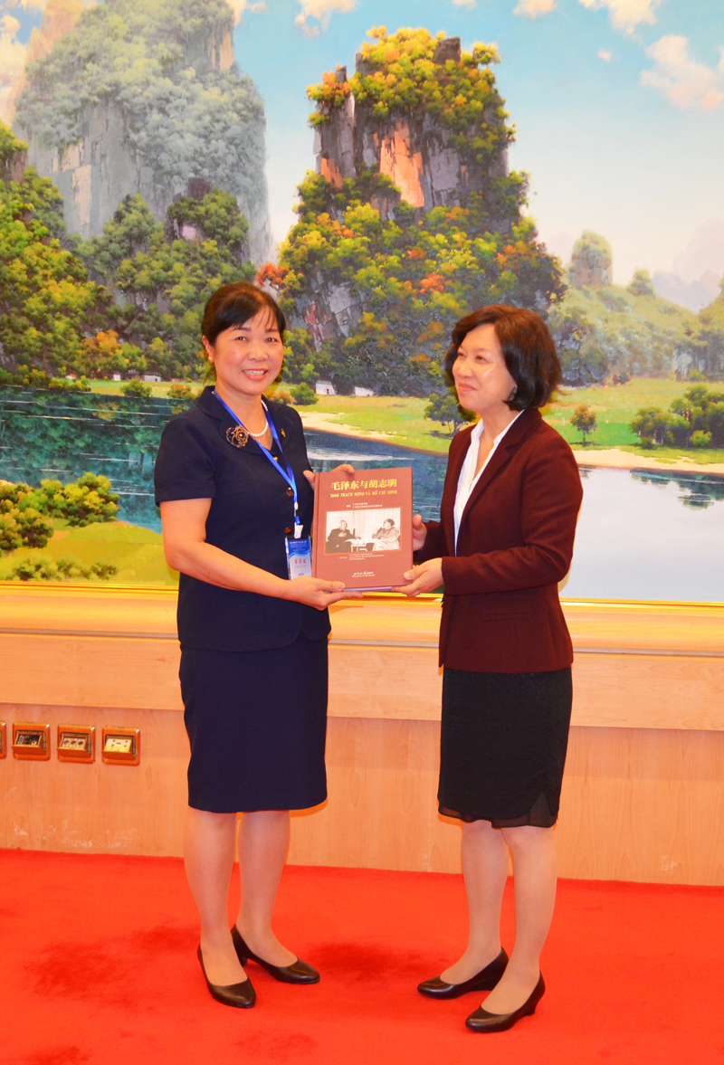 Bà Đường Tố Linh, Phó Hiệu trưởng Trường Đảng Quảng Tây tặng quà lưu niệm cho đại diện đoàn Quảng Ninh   