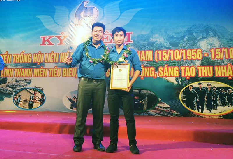 Tháng 10 vừa qua, thầy giáo Đặng Văn Tùng (bên trái), Bí thư Đoàn Trường THPT Minh Hà vinh dự được tuyên dương là thủ lĩnh thanh niên tiêu biểu tỉnh Quảng Ninh.