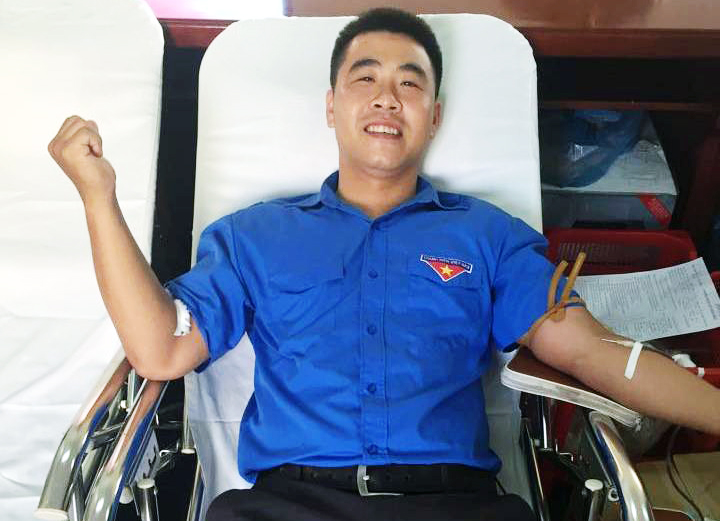 Với 12 lần hiến máu tình nguyện, thầy giáo Đặng Văn Tùng được UBND tỉnh tặng Bằng khen trong công tác vận động và hiến máu tình nguyện năm 2015.
