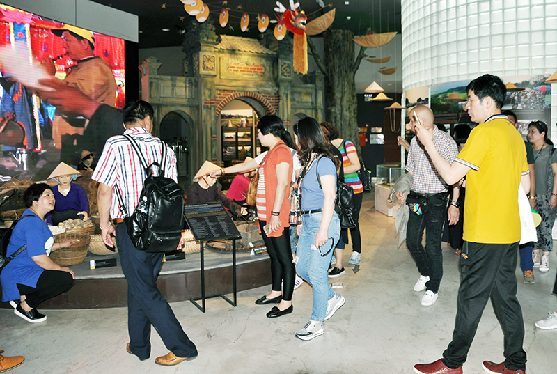 Khách du lịch tham quan Bảo tàng Quảng Ninh.
