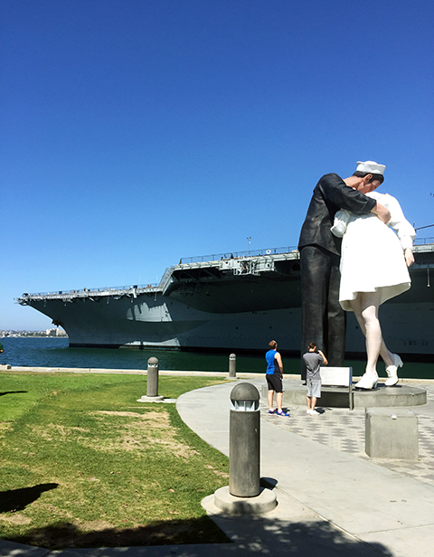 Tượng “Nụ hôn bất tử” bên vịnh San Diego.