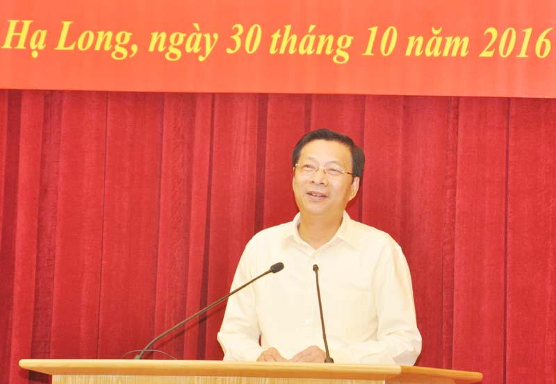 Đồng chí Nguyễn Văn Đọc, Bí thư Tỉnh ủy, Chủ tịch HĐND tỉnh chia sẻ kinh nghiệm công tác xây dựng Đảng, xây dựng hệ thống chính trị tại buổi làm việc.