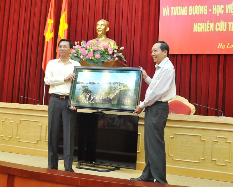 Lãnh đạo tỉnh Quảng Ninh trao quà lưu niệm cho đại diện lớp bồi dưỡng.