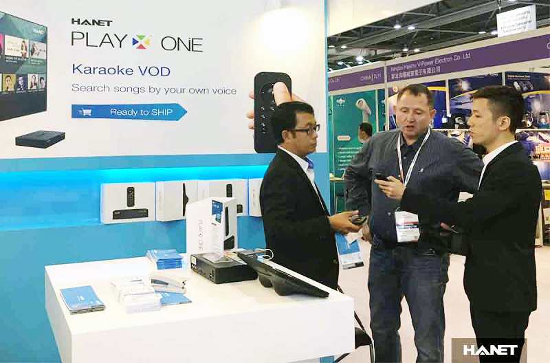 Võ Đức Thọ (ngoài cùng, bên phải) giới thiệu sản phẩm tại Triển lãm Quốc tế thường niên về điện tử, công nghệ, tổ chức tại Trung tâm hội nghị AsiaWorld-Expo, Hongkong, tháng 4-2016. (Ảnh do nhân vật cung cấp)