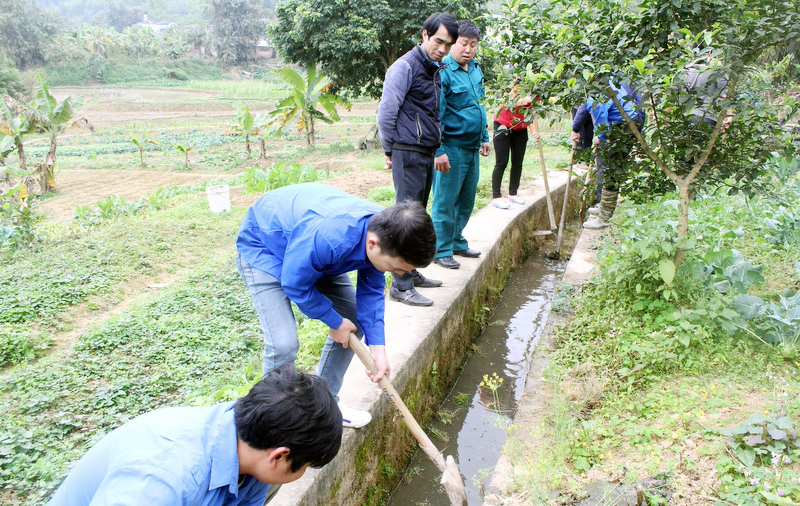 ĐVTN huyện Ba Chẽ đóng góp ngày công tình nguyện, nạo vét tuyến kênh mương nội đồng ở thôn Đồng Quánh, xã Minh Cầm. Ảnh: Huy Toàn (Huyện Đoàn Ba Chẽ)