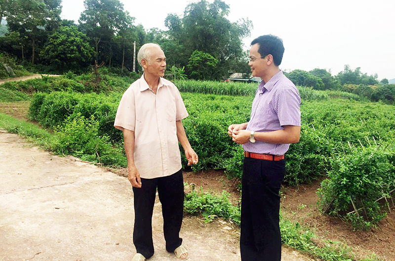 Đồng chí Bí thư Đảng ủy, Chủ tịch UBND xã Yên Than (bên phải) gặp gỡ, nắm tình hình tư tưởng của người dân.