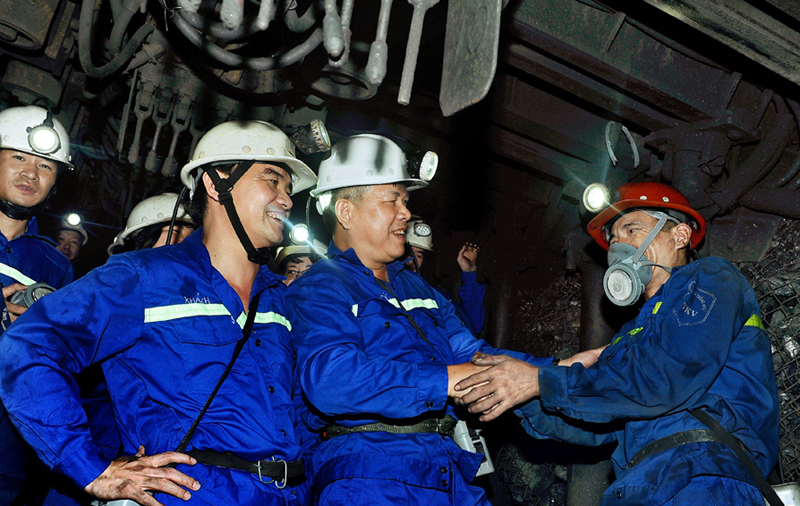 Công đoàn TKV trao tặng 130 mặt nạ phòng bụi cho thợ mỏ Thống Nhất