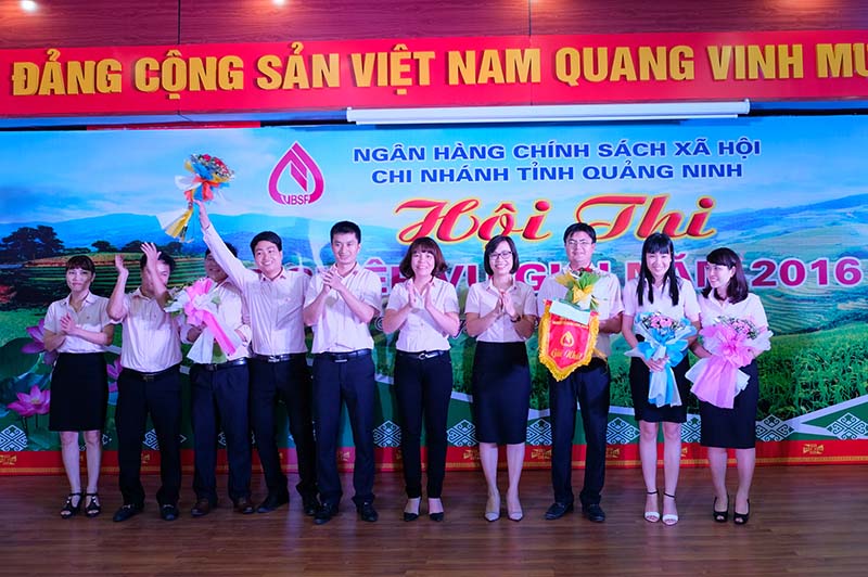 BTC trao giải Nhất tập thể cho Ngân hàng CSXH huyện Hải Hà.