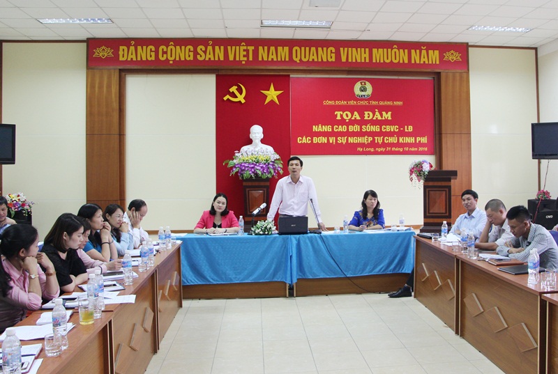 Đồng chí Nguyễn Đức Hoạt, Chủ tịch Công đoàn Viên chức tỉnh trao đổi về nội dung tọa đàm với các đại biểu.