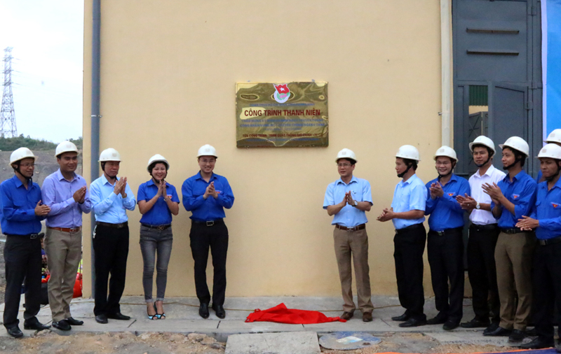 Đồng chí Hoàng Văn Hải, Phó Bí thư Tỉnh Đoàn cùng các đại biểu gắn biển công trình thanh niên cấp tỉnh.