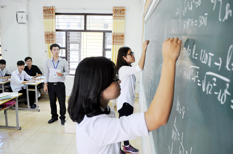 Giờ học Toán của học sinh lớp 12A1, Trường THPT Ngô Quyền (TP Hạ Long).