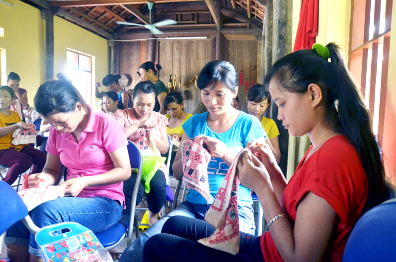 Người dân xã Bằng Cả tham gia các lớp dạy nghề thêu truyền thống do huyện tổ chức.