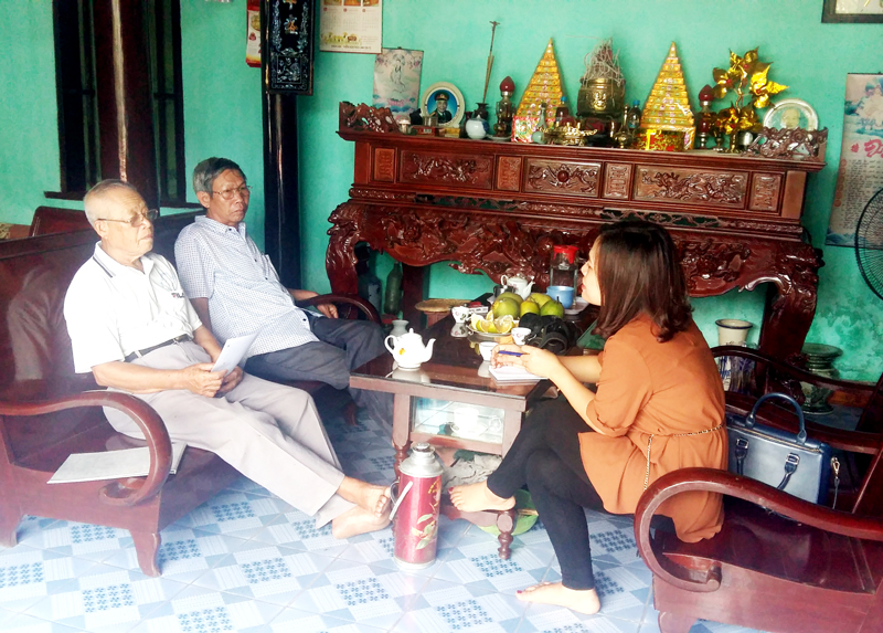 Cụ Nguyễn Văn Vượng, trưởng dòng họ Nguyễn, thôn Cây Thị, xã Sơn Dương (ngoài cùng, bên trái) trò chuyện cùng phóng viên.