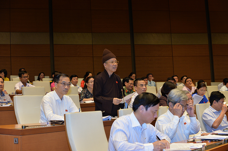 ĐB Thượng tọa Thích Thanh Quyết, Phó Chủ tịch Hội đồng Trị sự Trung ương Giáo hội Phật giáo Việt Nam phát biểu thảo luận