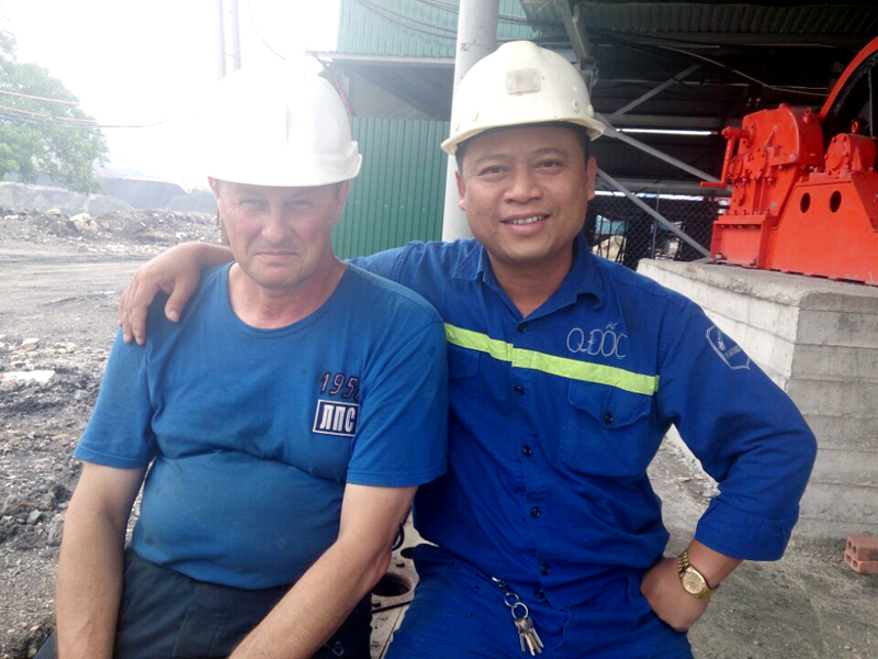 Anh Vũ Hồng Khánh cùng chuyên gia Ucraina ở mỏ giếng đứng Núi Béo.  (Ảnh: Nhân vật cung cấp)