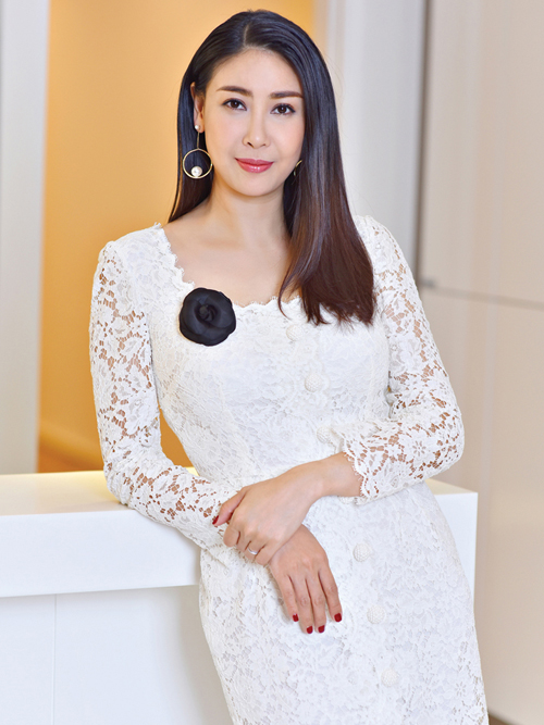 Hoa hậu Hà Kiều Anh đẹp quyến rũ và sang trọng ở tuổi 40.
