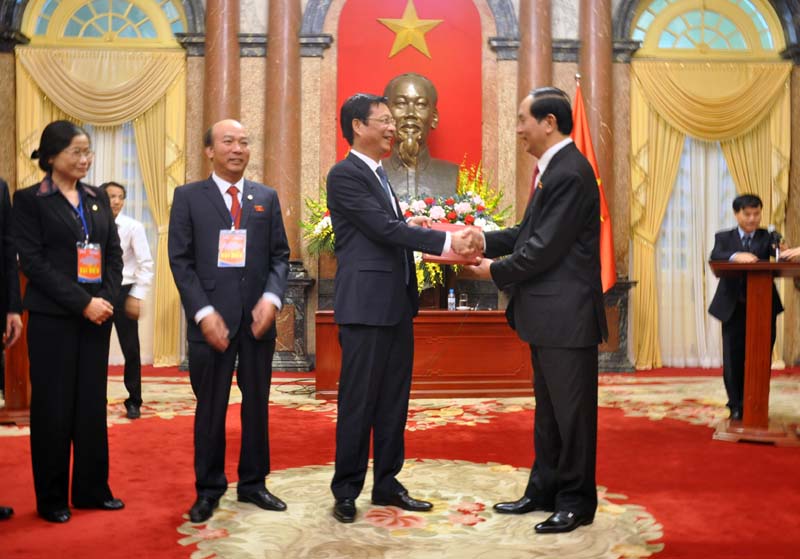Chủ tịch nước Trần Đại Quang tặng quà cho các thành viên Đoàn Đại biểu tỉnh Quảng Ninh và 2 đơn vị