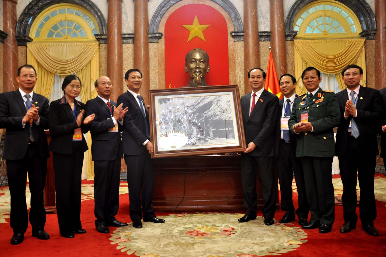 Đoàn Đại biểu tỉnh Quảng Ninh và 2 đơn vị tặng quà lưu niệm cho Chủ tịch nước Trần Đại Quang 