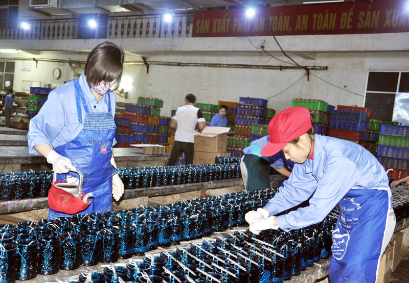 Nữ công nhân Công ty TNHH MTV Nến nghệ thuật AIDI Việt Nam tại TP Hạ Long hăng hái thi đua lao động sản xuất.